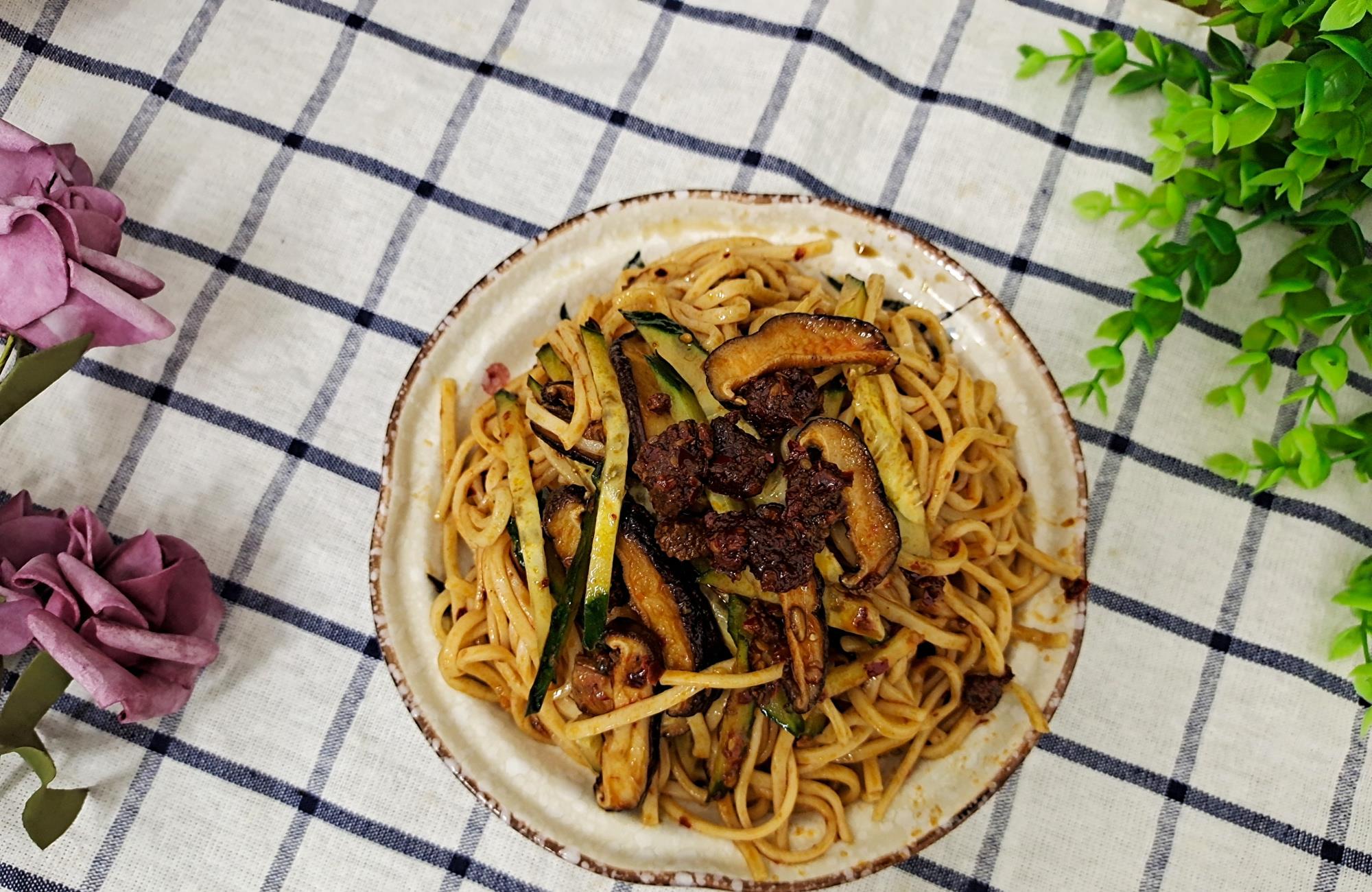 5分钟就能搞定的香辣牛肉拌面,简单方便,大块牛肉吃过瘾_肉酱