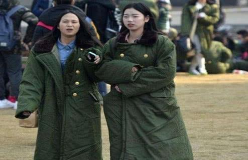 中国又一产品“火”了！80代的军大衣，老外爱不释手！