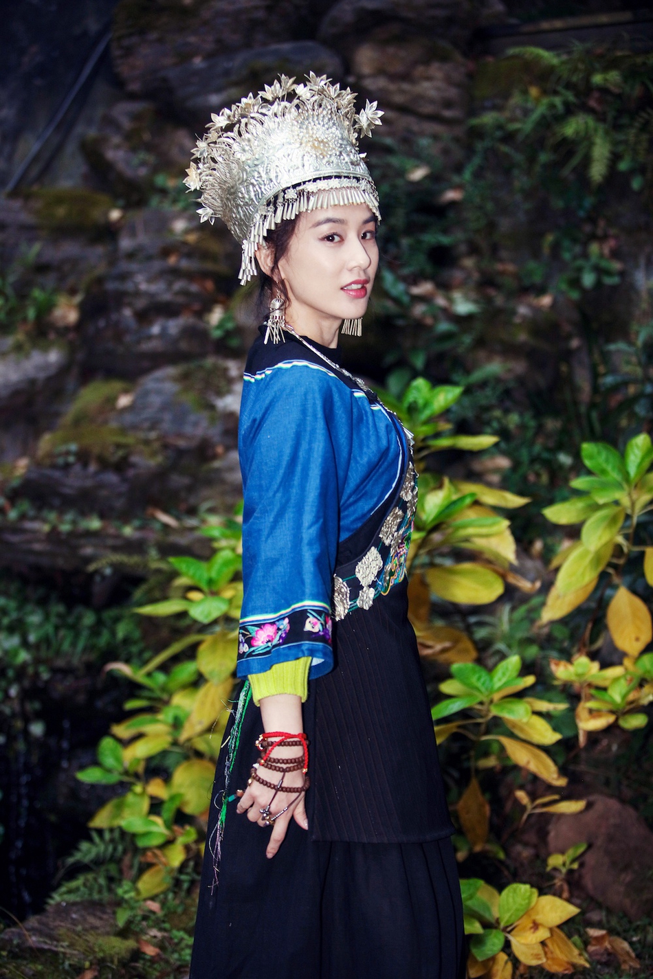 黄圣依着苗族服饰温柔大方 头戴银饰亮眼甜笑