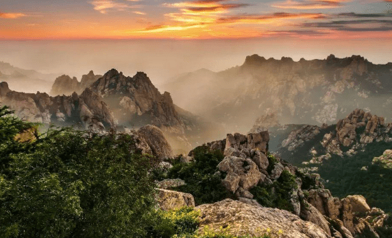 晴空一睹蓬莱美，晚霞一观崂山景，黎明重唤流水情