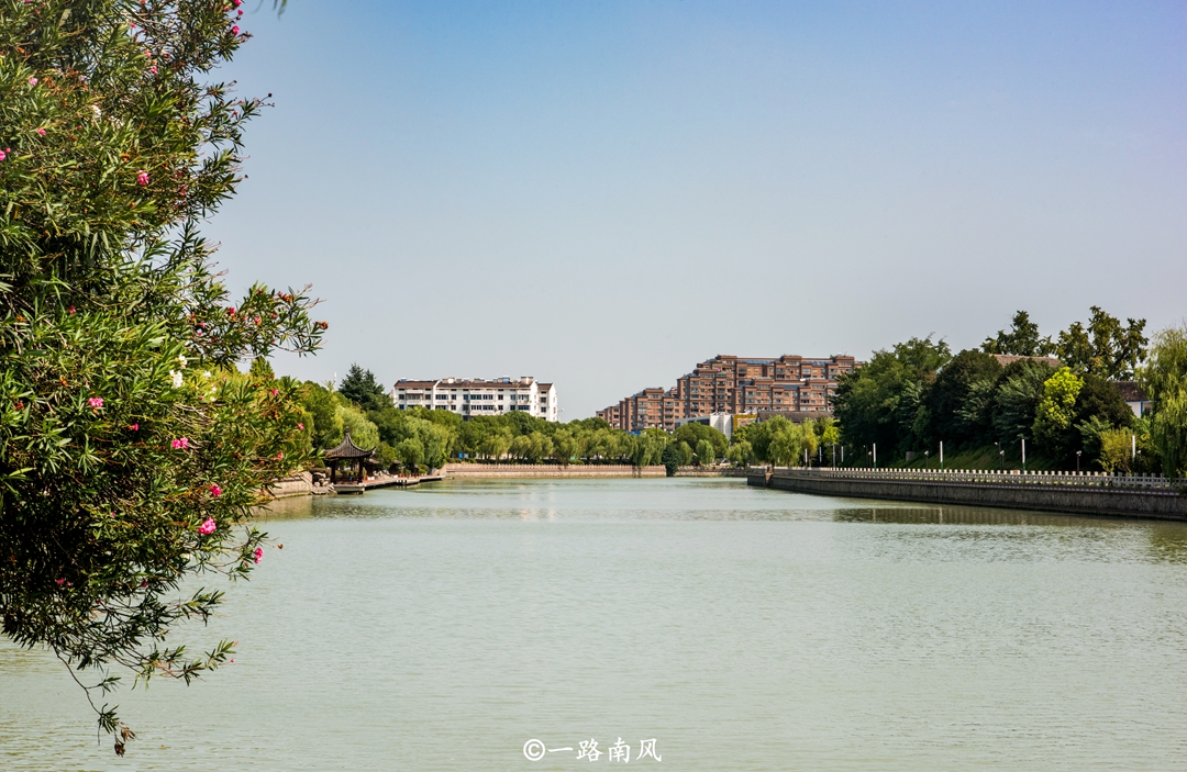 江苏两段大运河，无锡段夜景梦幻游人如织，扬州段美丽但冷清
