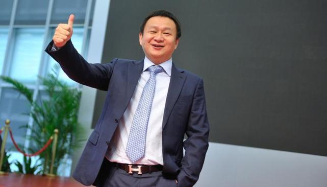 娶了一个有钱的妻子,离婚后分得190亿,又找了一个更年轻的女孩