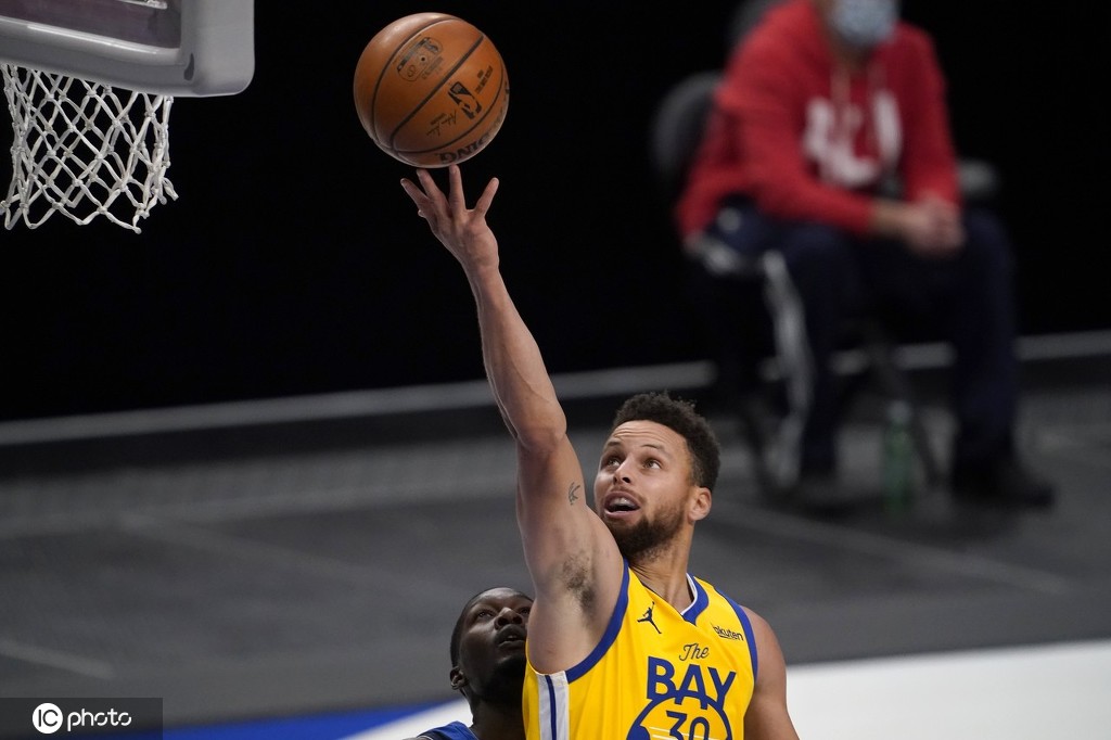 组图:勇士擒独行侠 库里挑篮东契奇愤怒抱怨