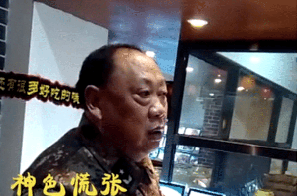 67岁老头冒充解放军少将骗钱骗色,大量无知少女受害_将军