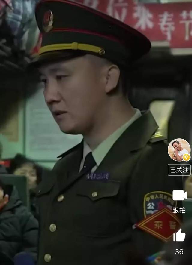 宋小宝本来就黑,肤色不需要化妆,本人眼睛也不是很大,坐火车嘛,原本就