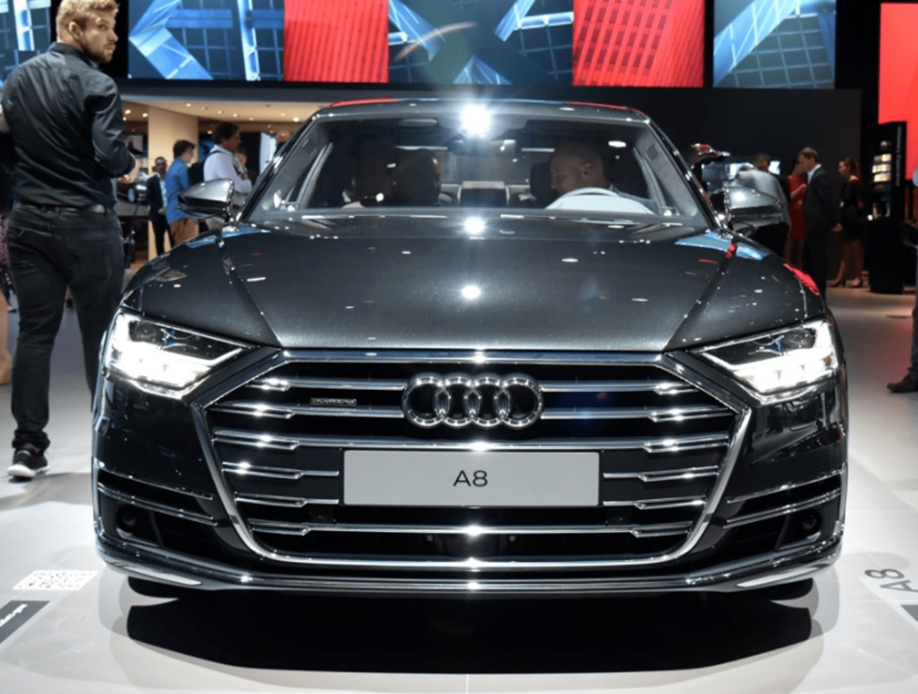 男子试驾奥迪a8上瘾半年试驾70多次销售还以为是店里的员工