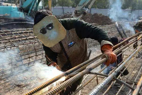 工地上最危险的3个工种,真是拿命来拼!焊工第三,第一是