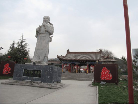 不输西岳华山，西安周边这座海拔仅八百米的山上满是文物古迹