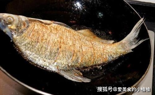 原創整條魚下鍋煎用熱油還是冷油多加一點它煎魚酥香不粘鍋