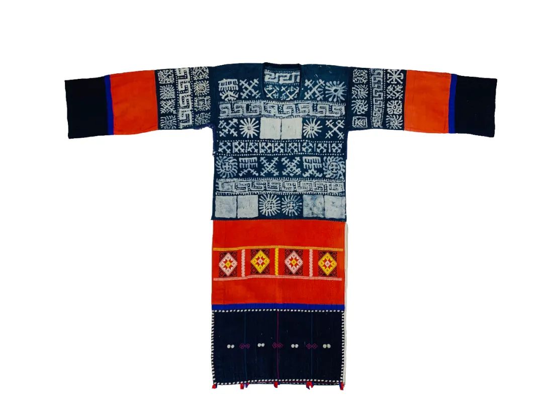 展讯非遗过大年文化进万家绚丽瀑乡传统彩色蜡染服饰展