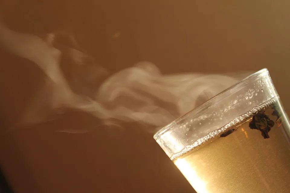 结果水杯打翻,她的左手被烫伤可谁知水杯里是滚烫的开水看到桌上有个