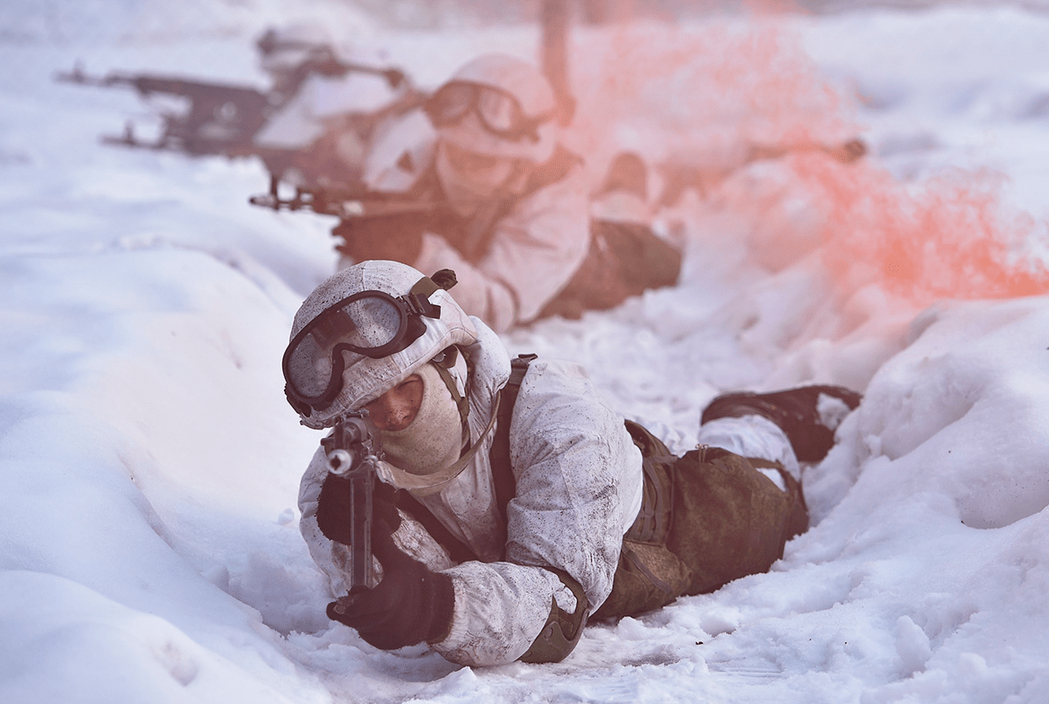 俄军王牌部队开展冬季侦察兵战术训练,犹如电影大片!