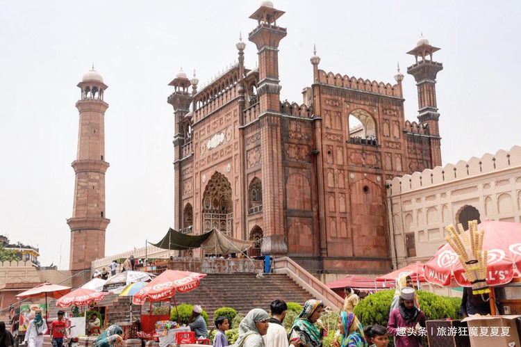 巴基斯坦最大的清真寺，竟是印度皇帝主持修建，位列世界遗产之二