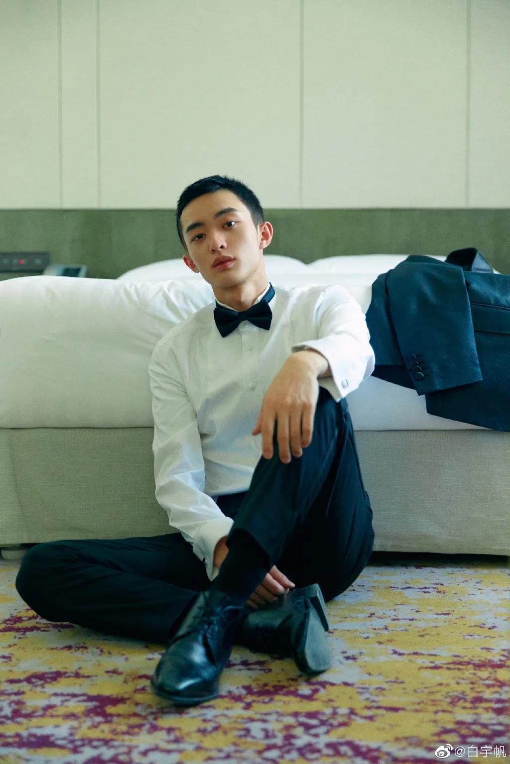 182cm易烊千玺亲弟弟秀腹肌照上热搜这身材太犯规了