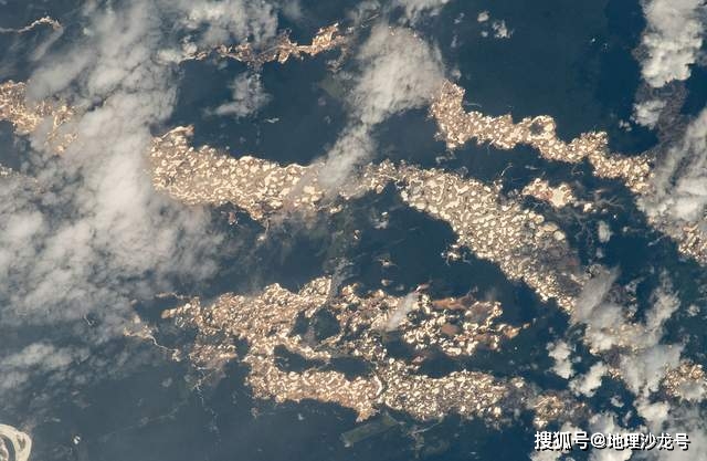 空间站|一张宇航员从国际空间站拍摄的照片，揭秘秘鲁东部的金矿勘探坑