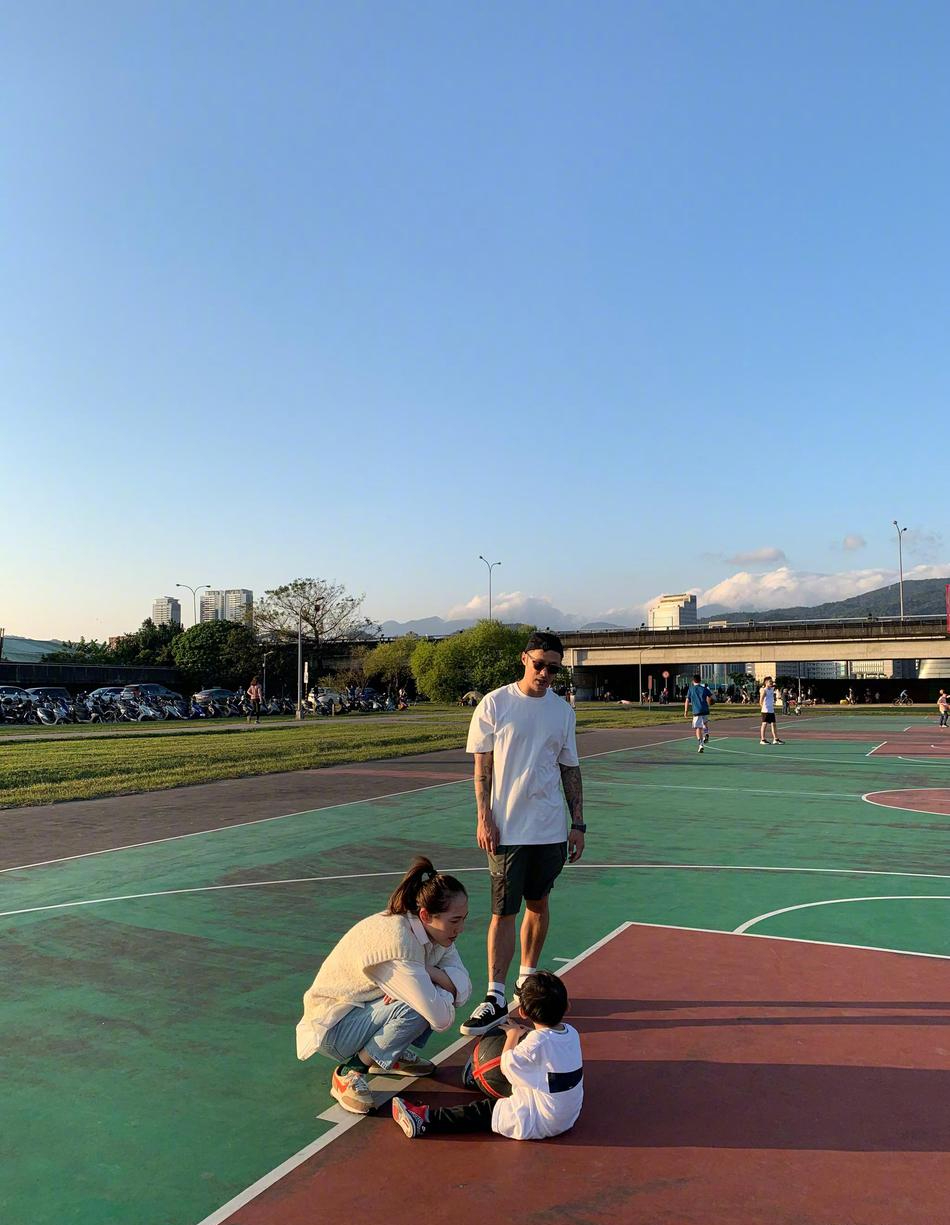 1/ 12 搜狐娛樂訊 9日,余文樂在微博曬出一家三口出遊的照片,照片中