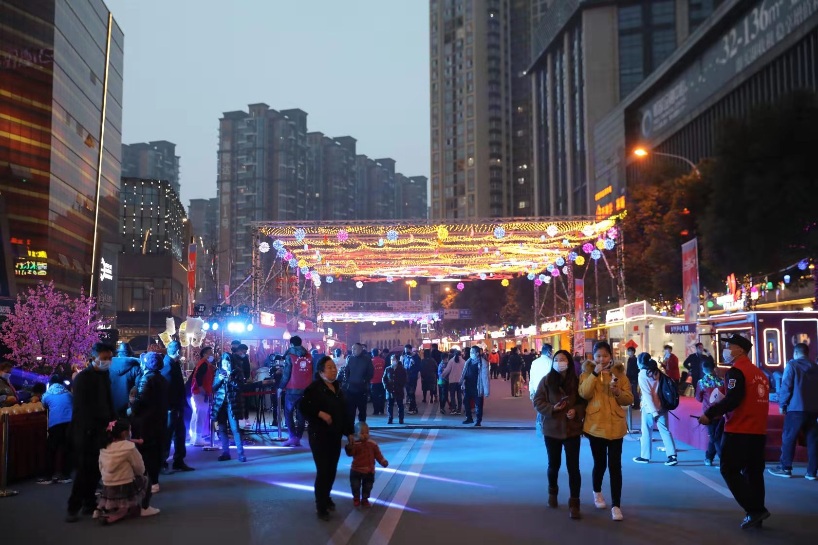 智趣汇袋鼠集夜市开街郫都夜间经济画卷再添新图景