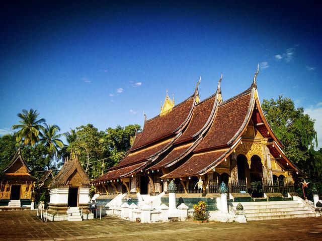 老挝一神奇的寺庙：相传一开门就会下雨，庙中还存着一神奇的壁画
