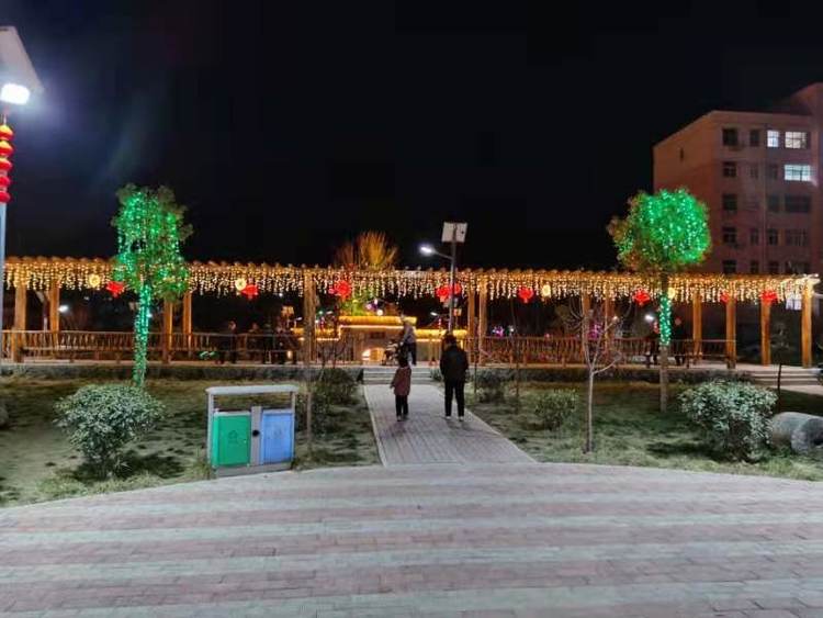 巩义市八陵村彩灯璀璨迎新春浓浓年味扑面来