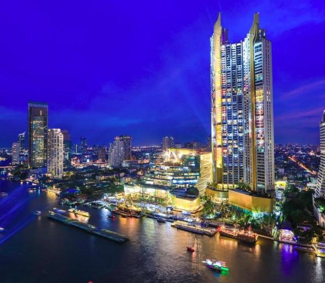 曼谷的“豪华”商场，耗资540亿泰铢打造，内部还有水上市场