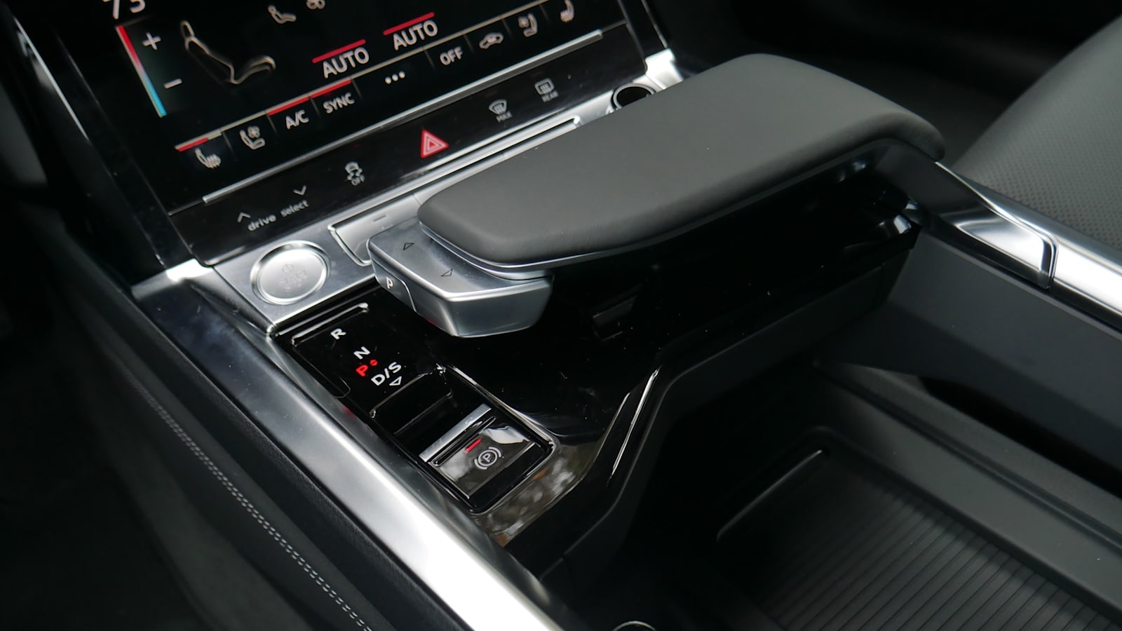 全新奥迪e-tron内饰详解,全触屏操作,革命性的换挡杆设计