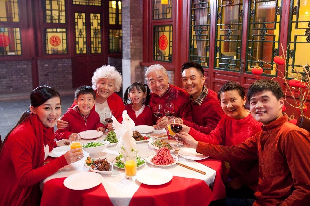 中国人庆祝春节的照片图片