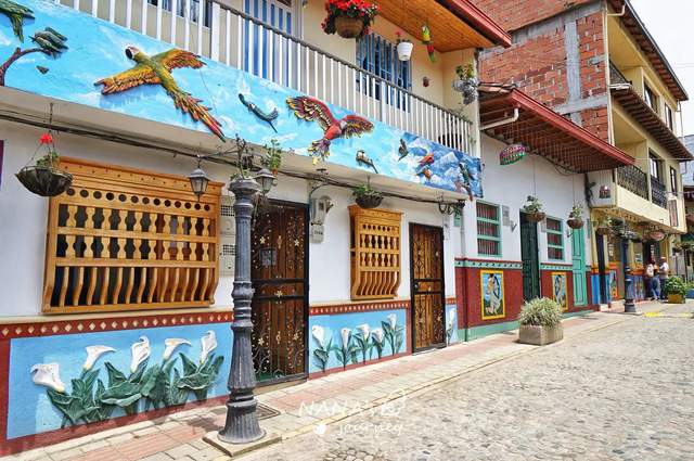 哥伦比亚有个童话小镇，当地人自创童话世界，可爱且适合拍照