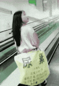 图片[7]-搞笑段子GIF趣图:妹子，逛个商场你背个尿素袋，不怕别人取笑-魔性次元