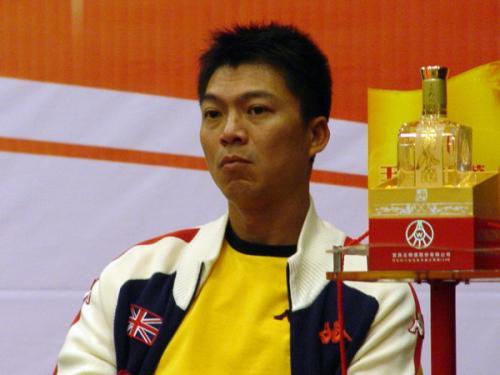 他是乒乓球世界冠军,娶演员美妻,退役后创业成功如今生活幸福!_江嘉良