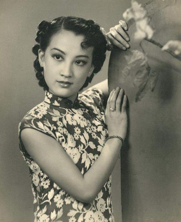 还主演过40多部电影,她的《夜上海》《天涯歌女》《何日君再来》广为