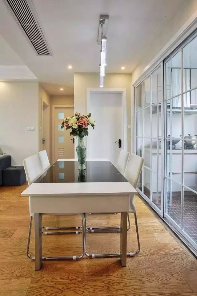 墙纸怎么贴实用 25543e1b723645a5a5de81fb3acab770.jpeg