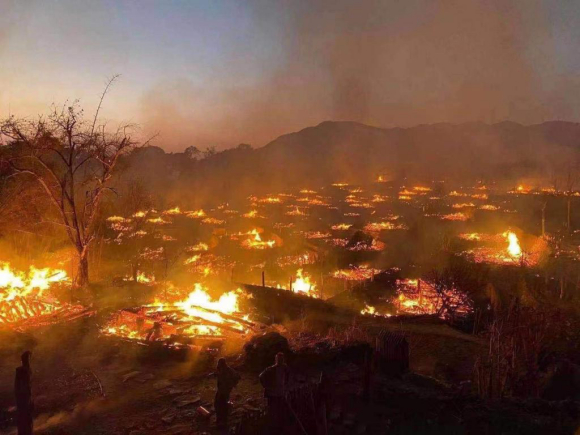 中国最后一个原始部落大火，400年茅屋烧光