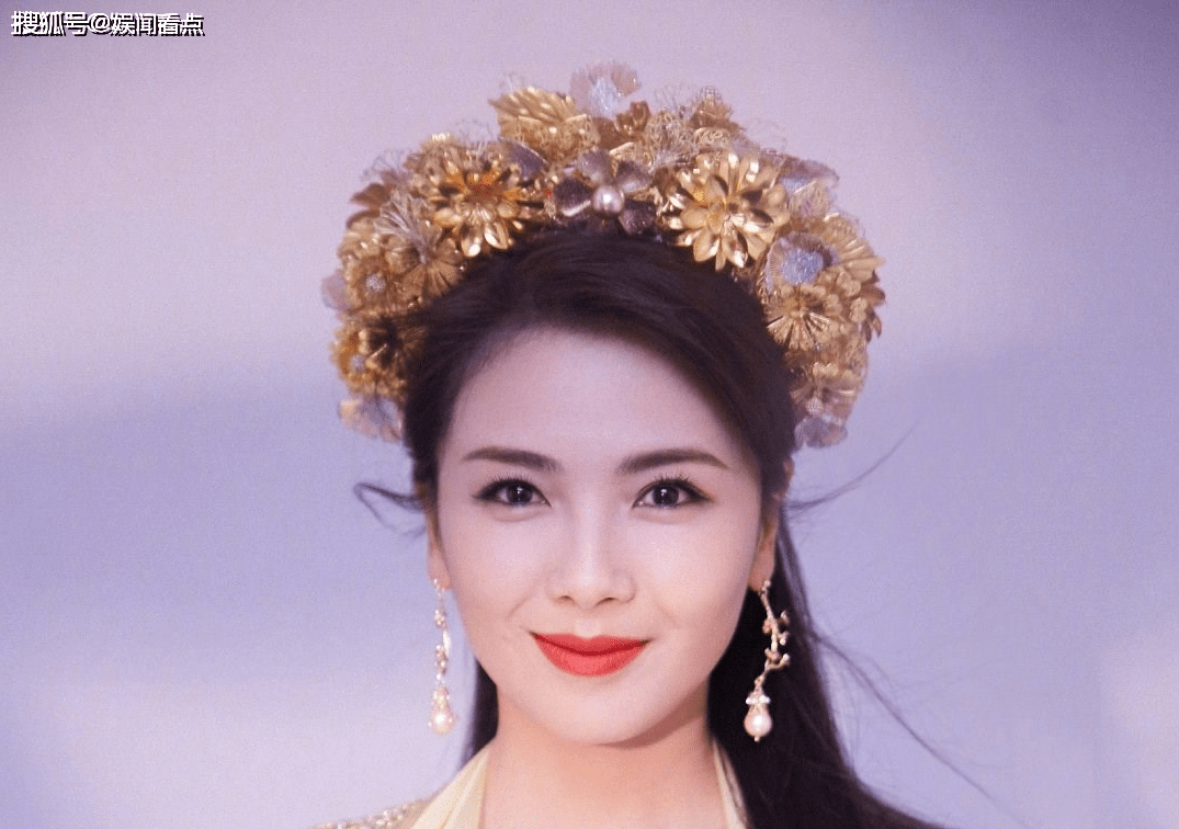 刘涛花鎏金长纱裙头戴金色花冠化身花神雍容华贵