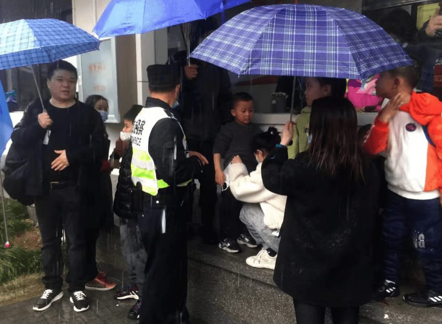 杭州民警暴雨中“抢”出10多名孩子，“当时天一阴下来，我就感觉不对了”