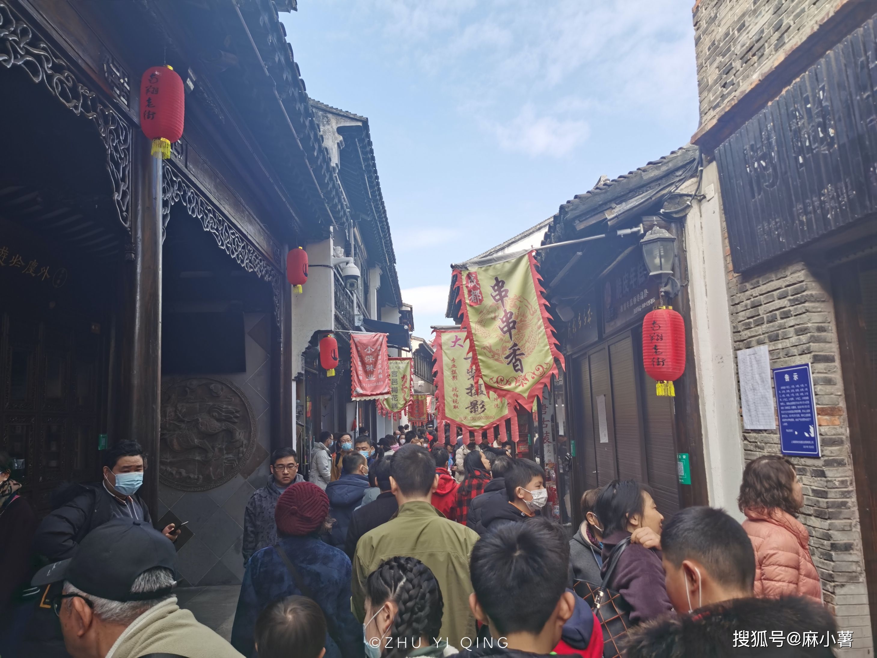 上海一古镇靠小笼包出名，过年期间人山人海，商业街挤得水泄不通