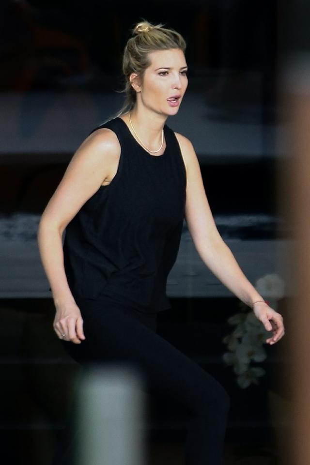 原创伊万卡扎丸子头穿黑色无痕裤身材太好,泳池边吐舌头真可爱!