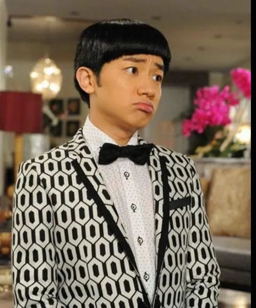 矮仔王祖蓝的传奇:屋邨男逆袭娶娇妻,变tvb高层还拥2亿物业_曾志伟