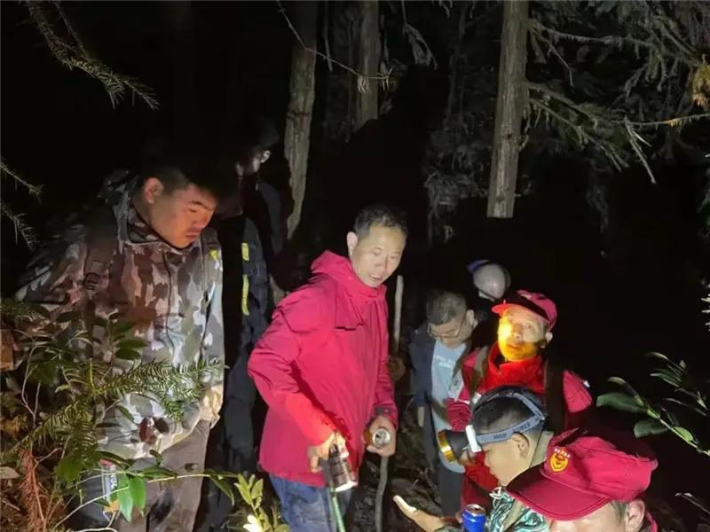 永康7人被困牛头山，黑夜里他们紧急救援