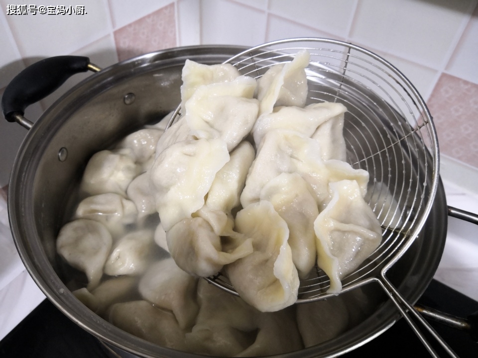 用手反覆抓至出湯,再靜置5分鐘殺水 香噴噴的豬肉白菜餡餃子做好了