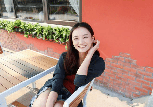 没有消费者买账,画面让人看得心酸不已,大家怎样看待馨子现在的生活?