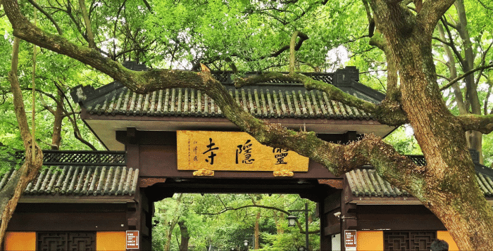 杭州香火最旺盛的一座寺庙，需要门票参观，是江南禅宗“五山”之一