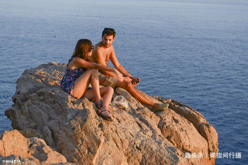 希腊“最梦幻”岛屿，民居修在爱琴海悬崖上，美如“童话世界”