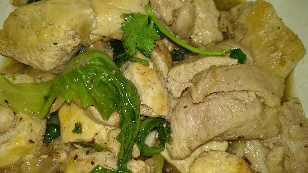 冻豆腐煎成金黄色 再放点儿肉 吃起来别有一番滋味 进行
