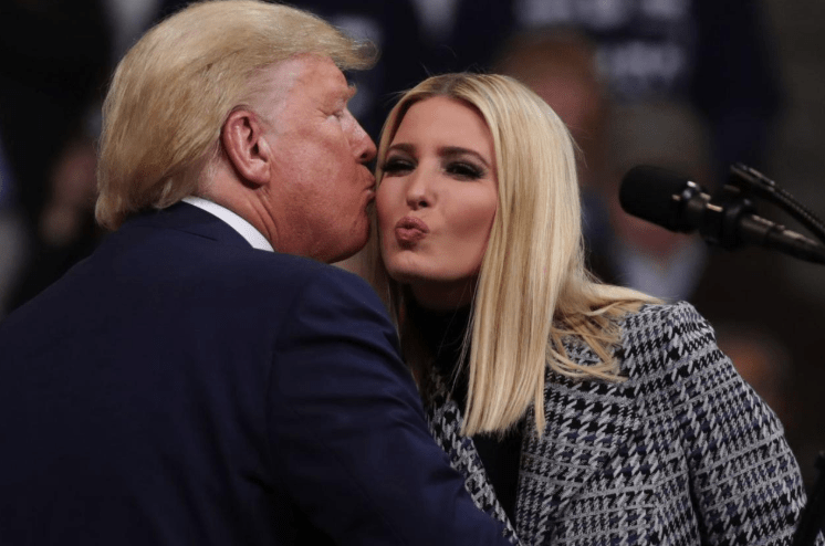 1989年,26岁的选美冠军玛拉以年轻貌美为资本插足特朗普与第一任妻子