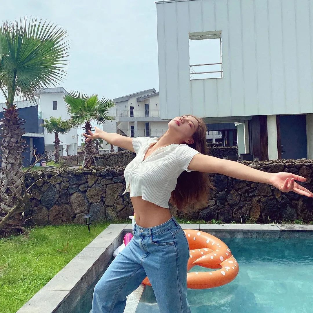 张雨绮春晚首秀土上3.9亿热搜哈哈哈!大胸妹穿衣真没救了吗…_显得