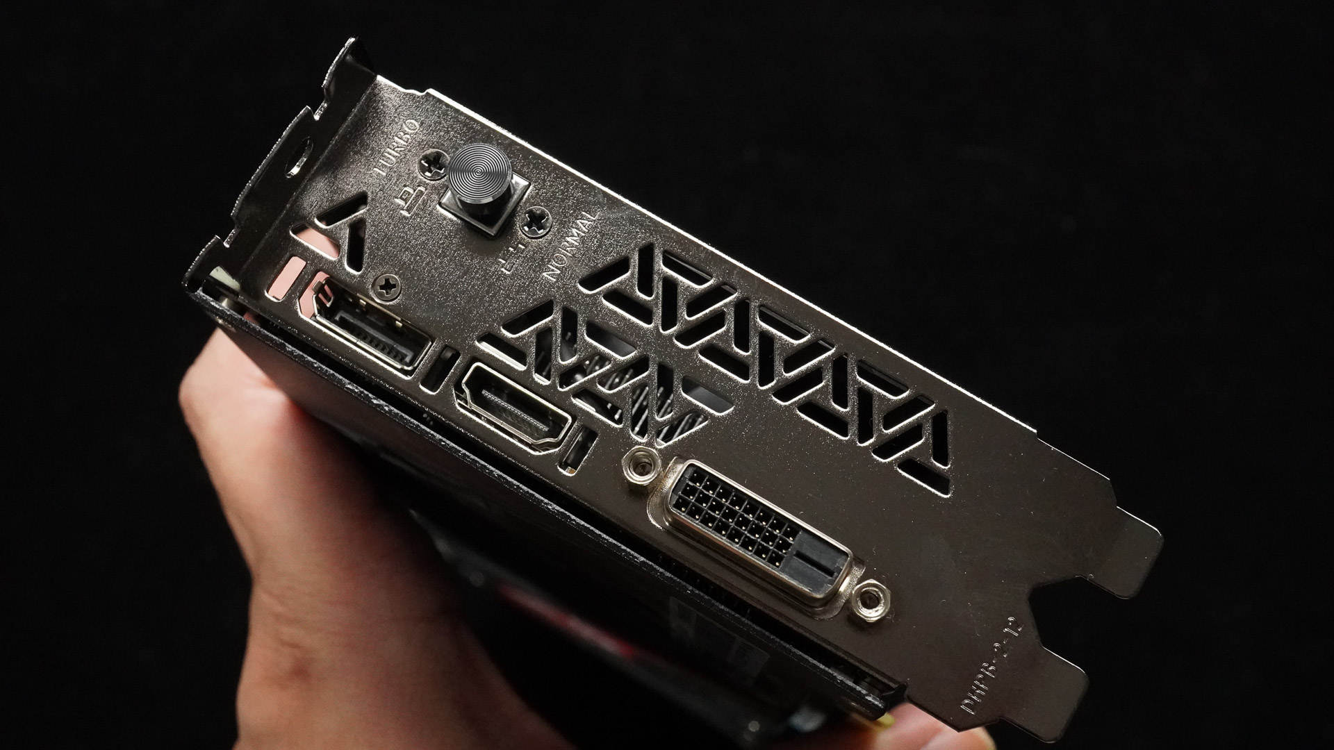 不过另一边提供了一个turbo按钮,算是官方的便利一键超频功能.