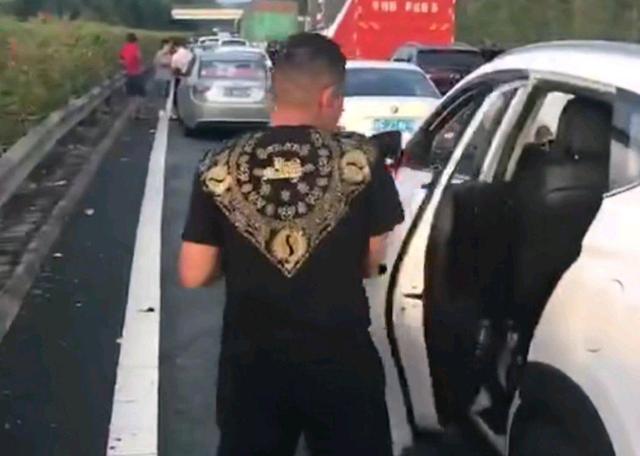 原创广东一高速堵车，男子后备箱盛饭，网友：塞车塞出经验了