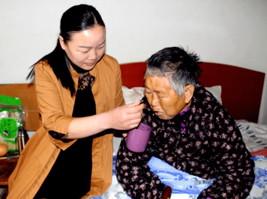 原创伺候老人整一年不如小儿子回来卖个萌春节远香近臭太现实