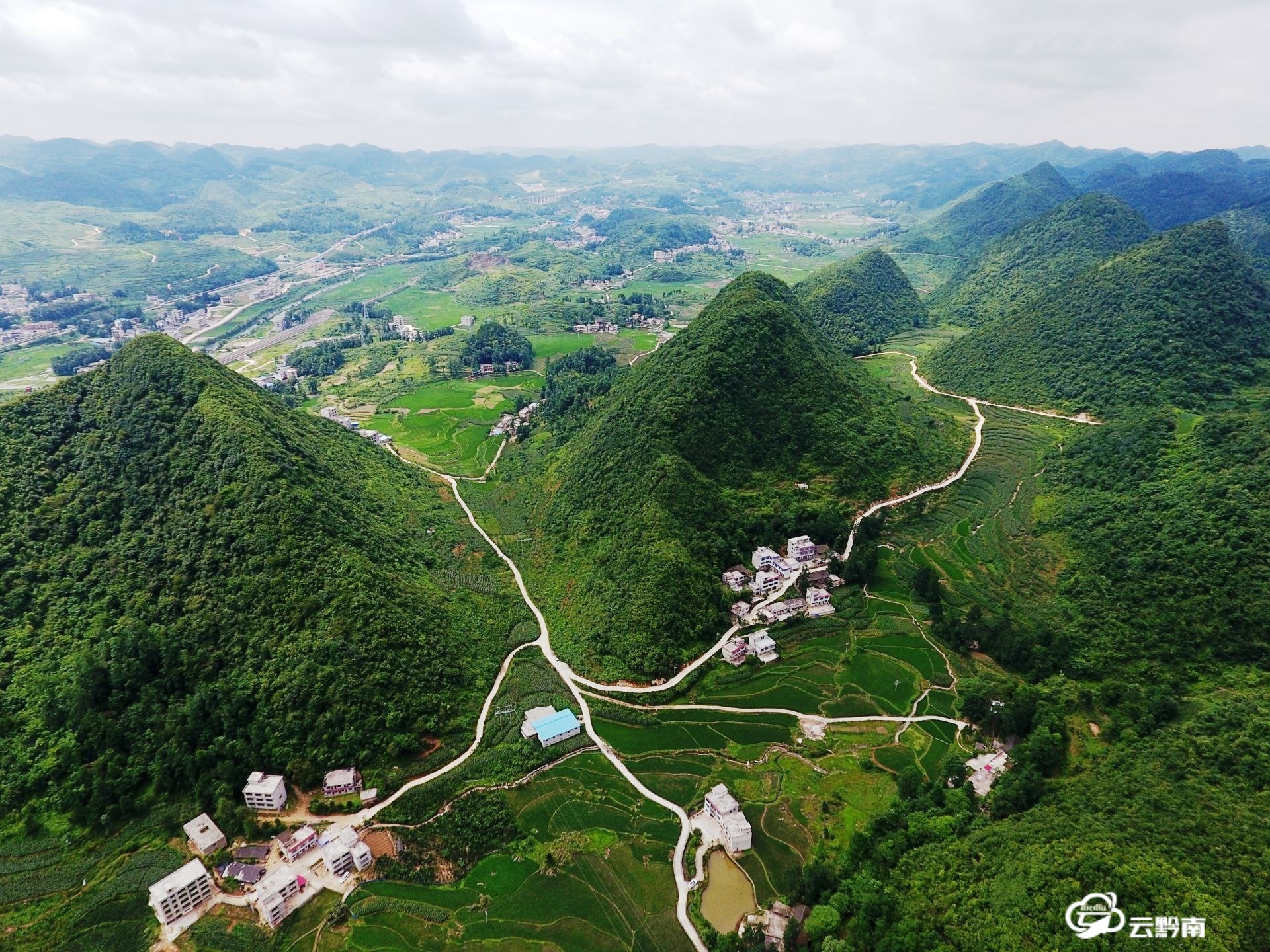 2021年瓮安GDP_瓮安二中校花图片(3)