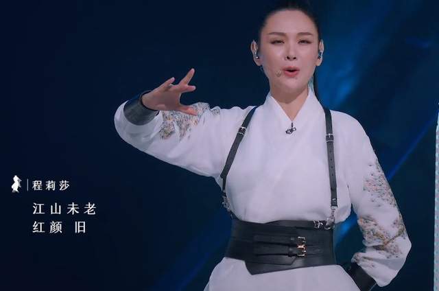 首先登场的《红颜旧》组,从服装造型就雷倒一片,白色显得一个个脸肿